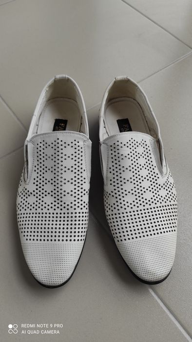 Продам белые летние туфли 43 размера