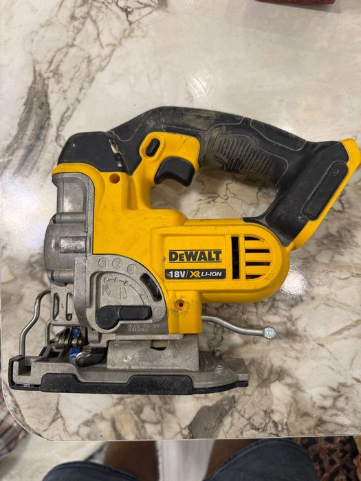 DeWalt DCS331 18V XR акумулаторен прободен трион
