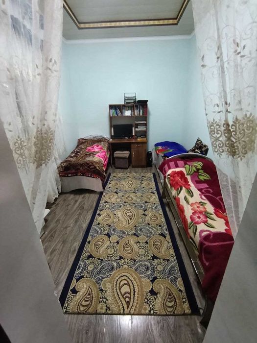 Срочна ховли сотилади.