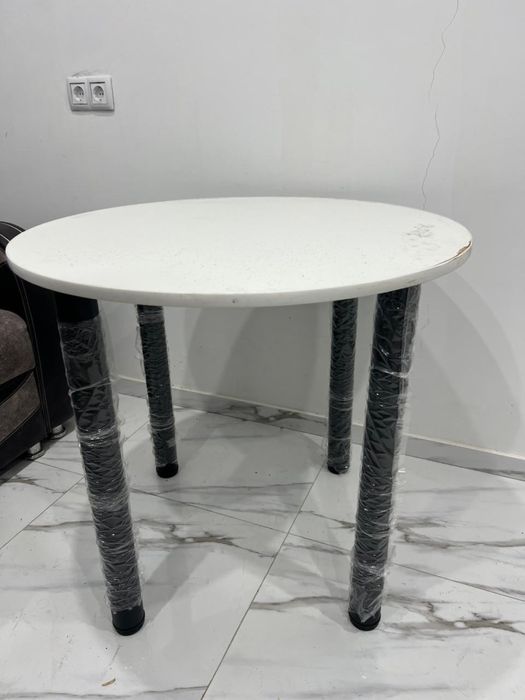 Белый круглый стол для кухни