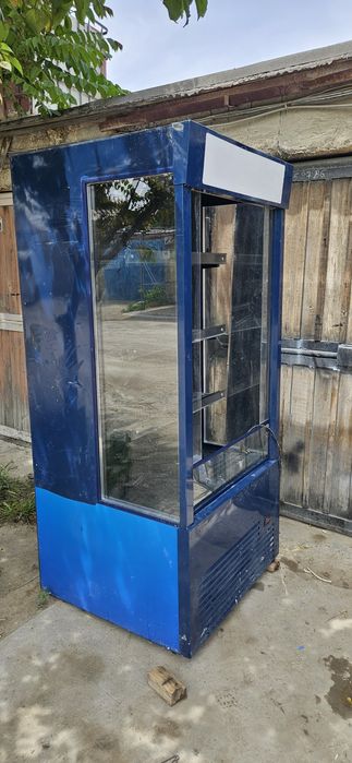Холодильник витринный продаётся