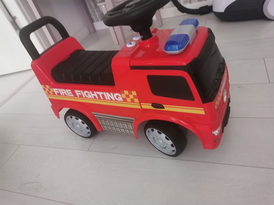 Mașina  pompieri cu lumini și sunete