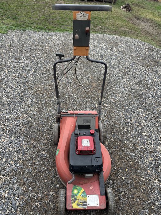 Vand 2 masina de tuns iarba husqvarna si new garda Italia