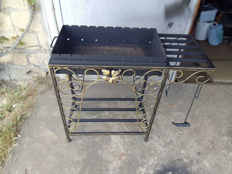 Мангал со съемной жаровней.