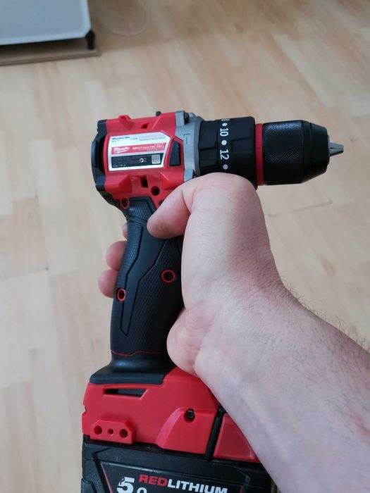 Bormasina pentru baterii Milwaukee