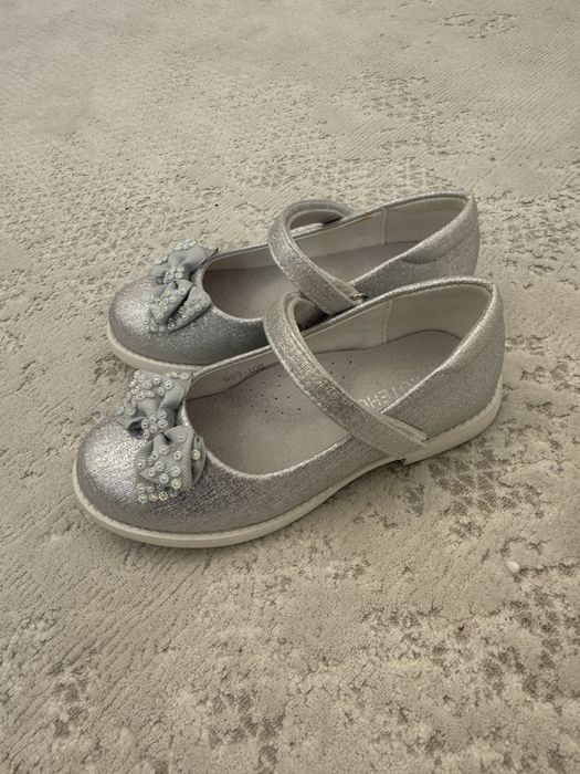 Продам туфли на девочку 7-8 лет