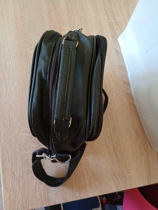 Мъжка чантичка с много прегради и дълга дръжка