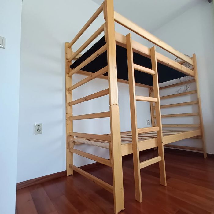 Двуетажно дървено легло