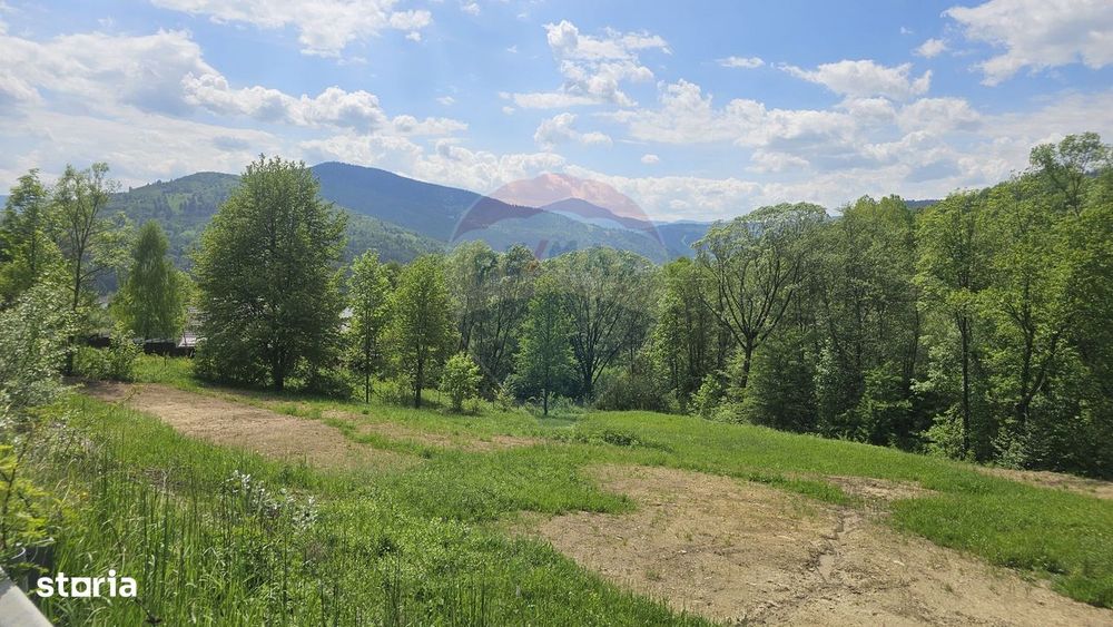 Teren de vanzare cu vedere la Ceahlău și Lacul Bicaz