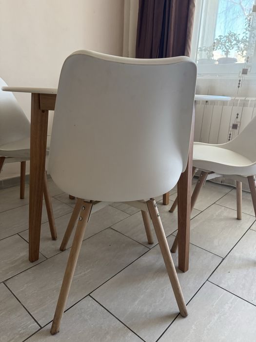 Masa moderna cu 4 scaune