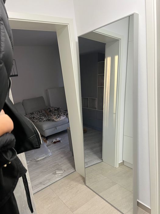 Vând oglindă mare de perete, design modern și elegant.