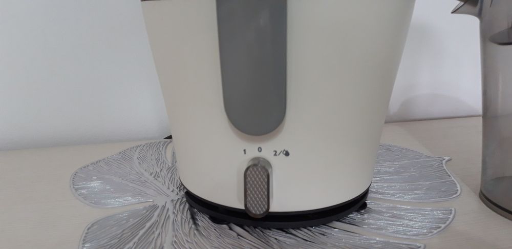 Storcător de fructe si legume Philips.