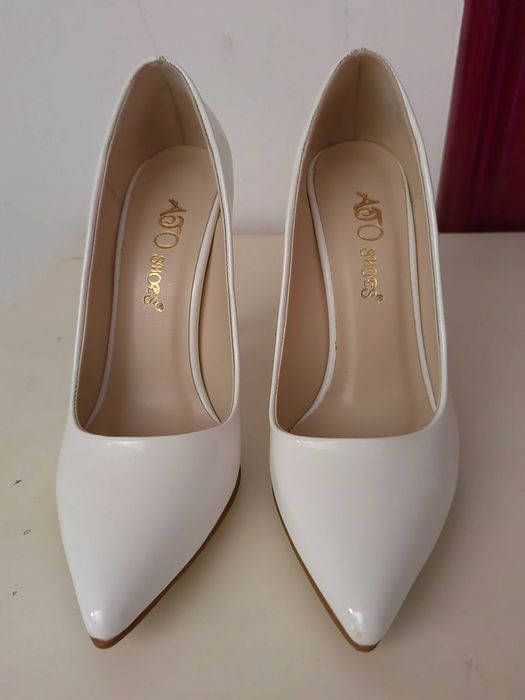 Бели официлани обувки на висок ток + официлана рокля