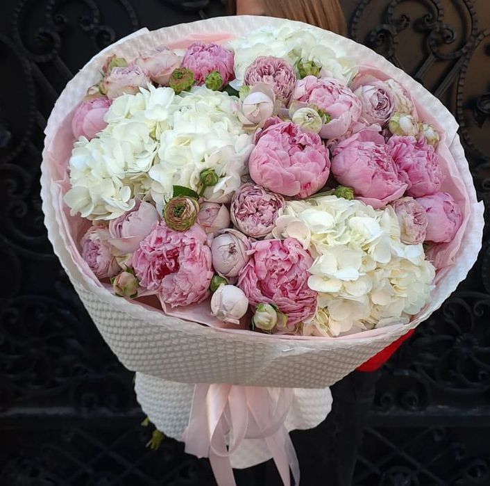 Тюльпаны, эустома, ромашки, пионы, розы, кустовые хризантемы