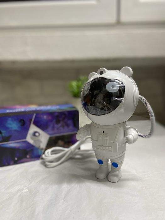 Лампа във формата на астронавт – идеална за спалня и детска стая