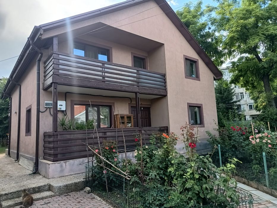 Închiriez cameră la curte pentru elevi