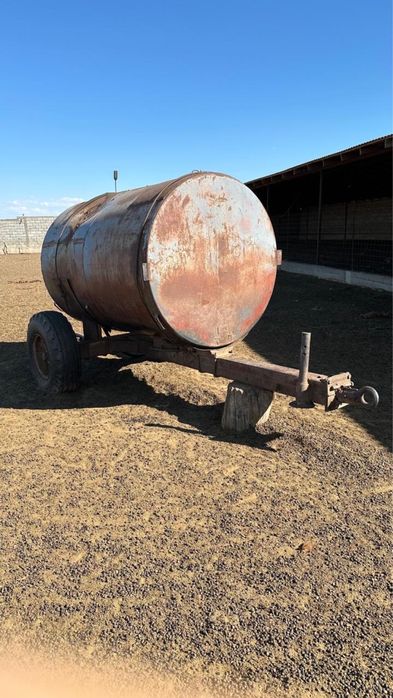 Емкость на колесах. Цистерна.