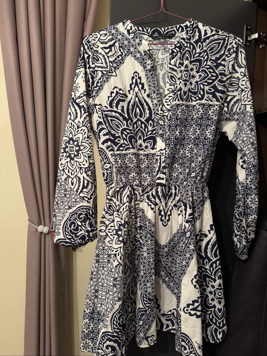 Дамска рокля ZARA в бяло и тъмносиньо с красив орнаментален принт