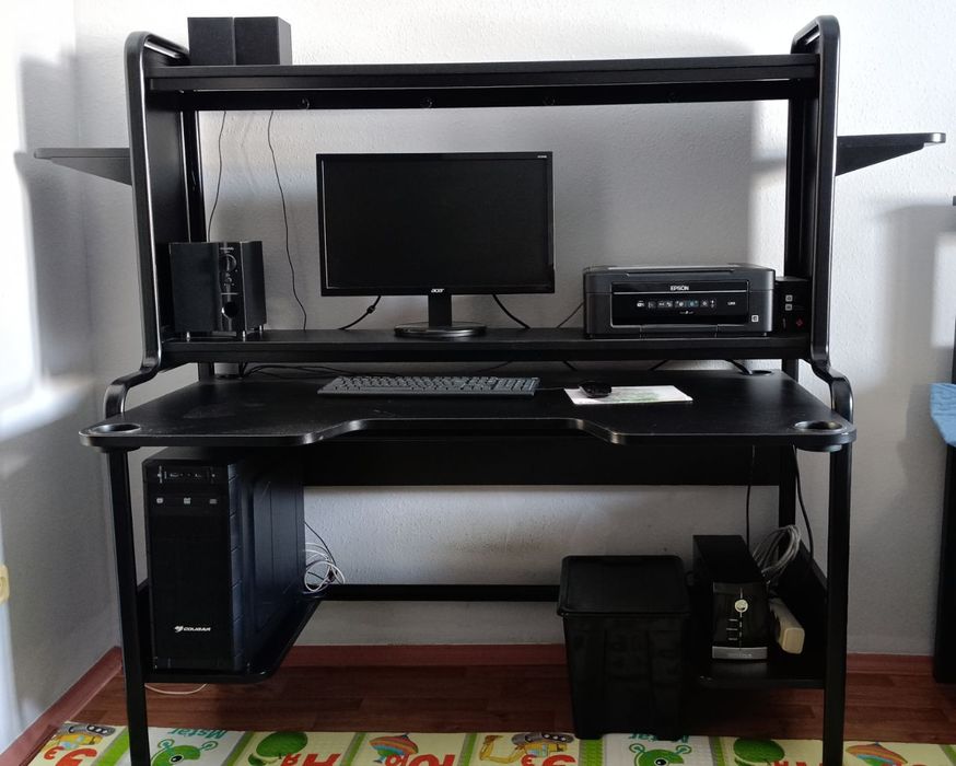 Компьютерный стол IKEA с надстройкой и  полками