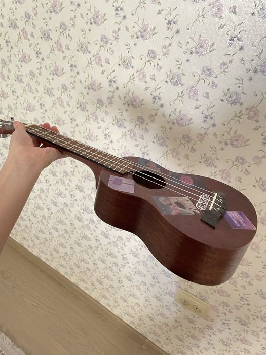 Б/У укулеле————-