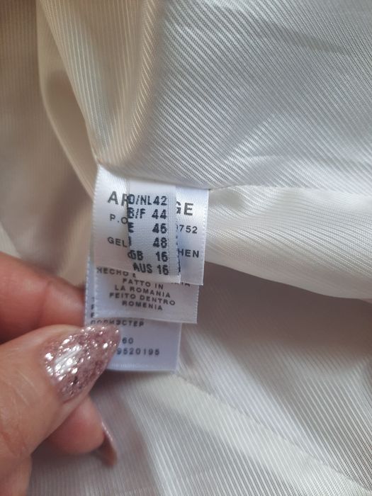 Продавам дамски костюм на АPANGE