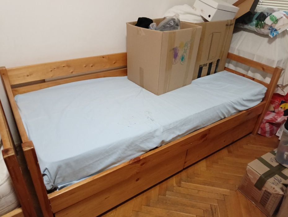 Легла и секция от масивно дърво. Продават се и на отделни модули.