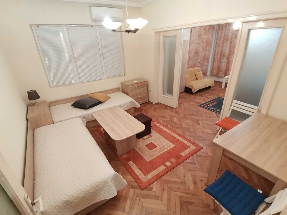 Дава се под наем Двустаен апартамент в Бургас, Център - 70 кв.м за 204 € - Снимка #2