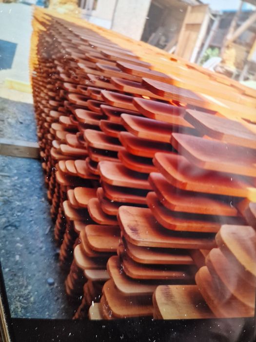 Изработва детайли за пейки и огради