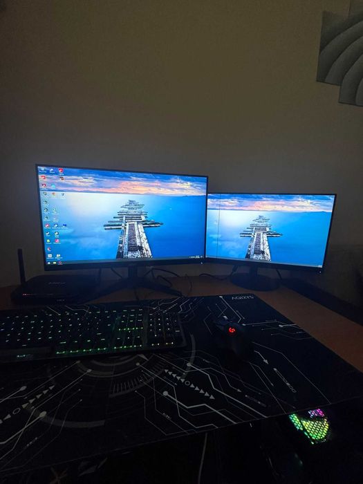 Pc gaming:tastatura,mouse,mousepad,2 monitoare si calculatorul in sine