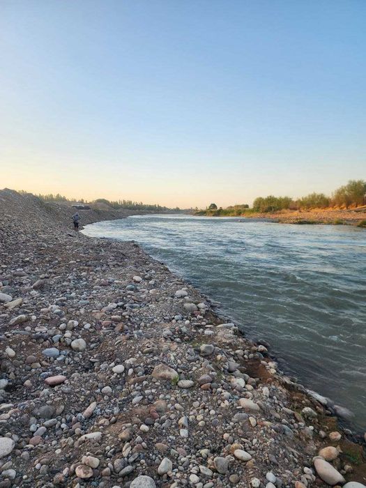 Редкий участок земли вдоль воды (Карасу)