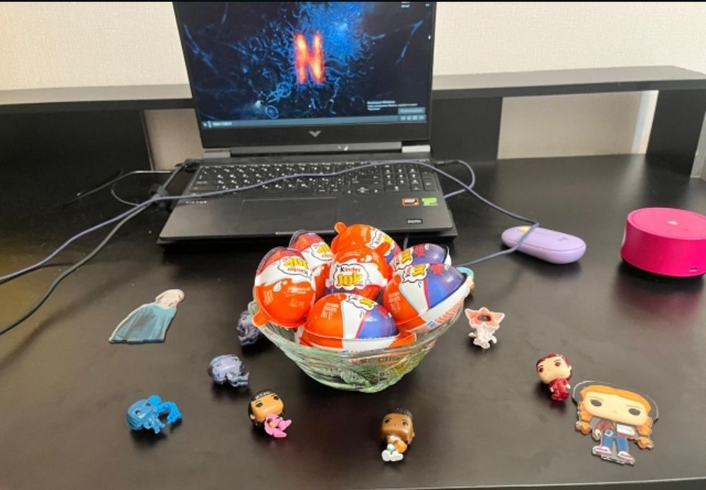 Продаю киндер Джой очень странные дела