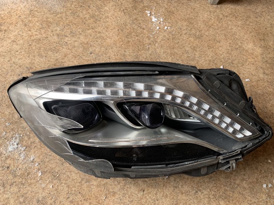 Продам правую битую фару w222