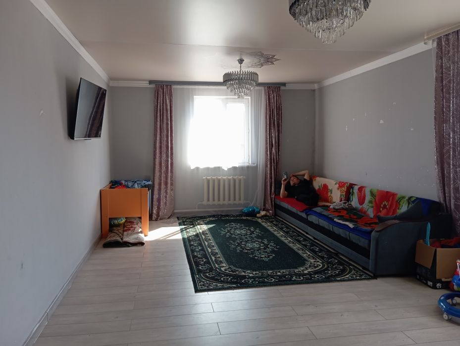 Үй сатылады жан жағы қоршалған