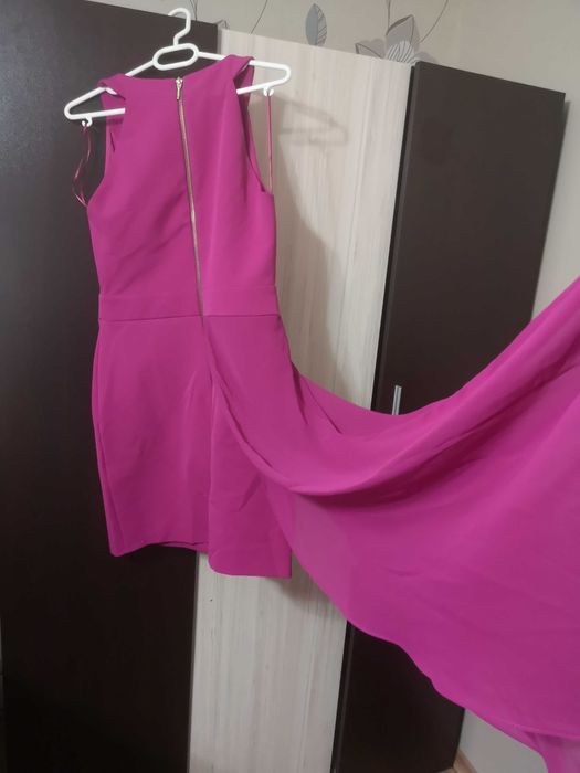 Къса рокля със ефектен детайл отстрани