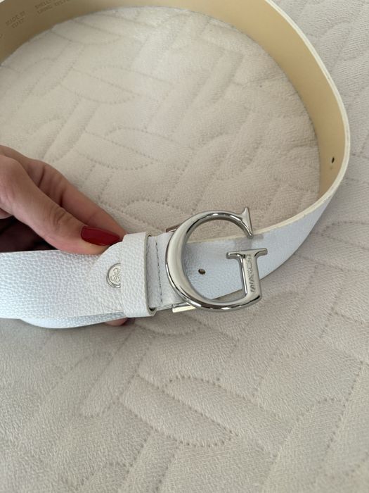 Оригинален дамски колан GUESS – бял, еко кожа, със сребриста катарама