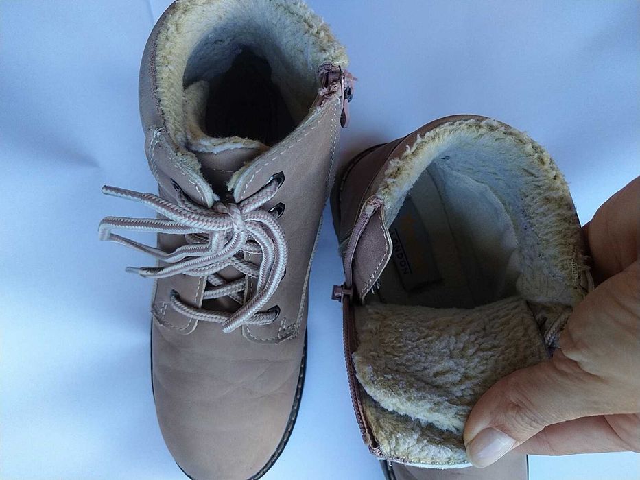 Vând ghete mărimea 34