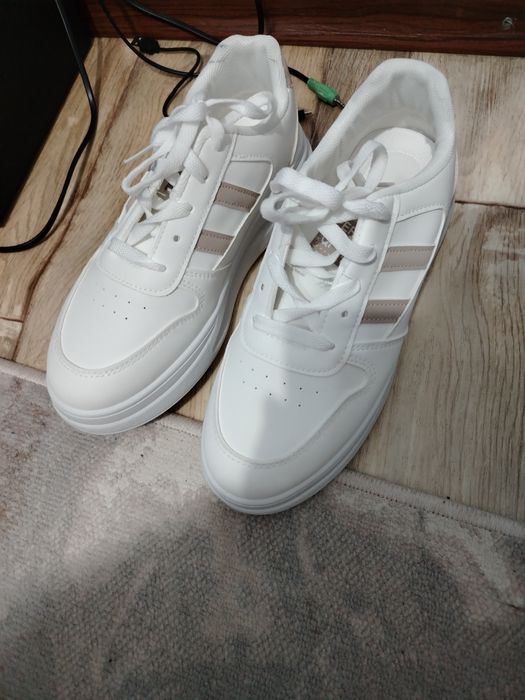 Кроссовки брала с китая