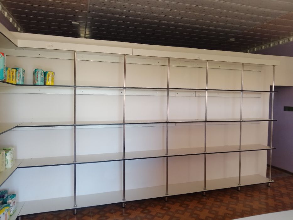 Magazin rastalari kassa stol,yolka va tabretkalar