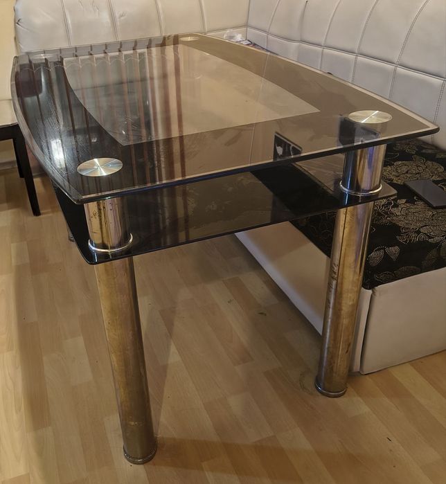 Трапезна маса със стъклен плот
