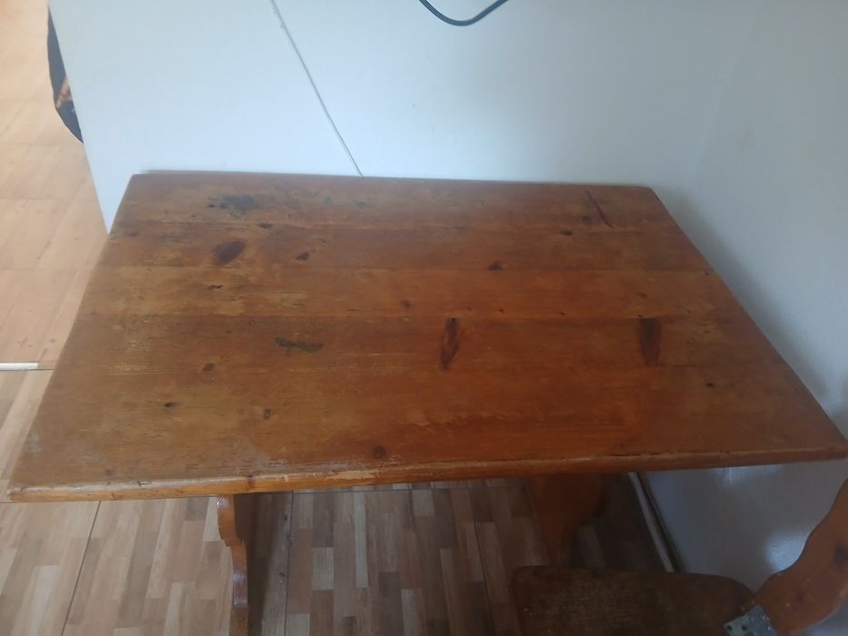 Masă de bucatarie cu băncută.