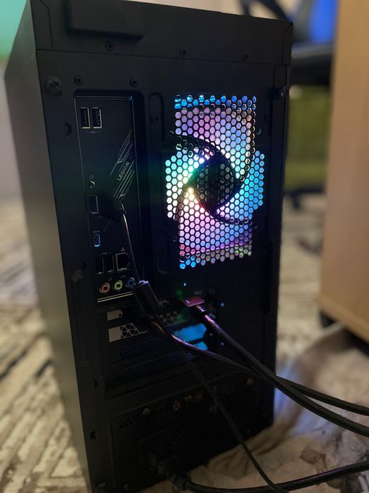 Геймърски Компютър и Геймърски Монитор