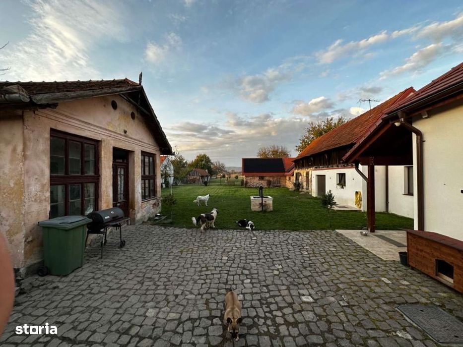 Proprietate independentă energetic format din 2 case si anexe