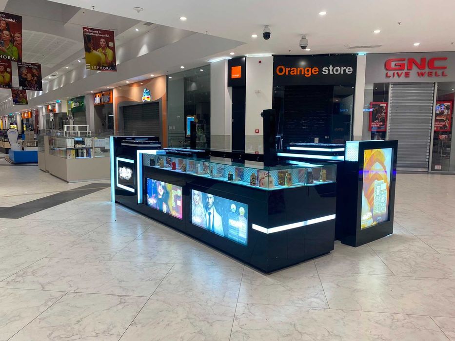 Vând 2 Insule Comerciale Premium (2.5x3.5m și 2.5x3m cu Ecran Vertical), ideal Parfumuri / Cosmetice