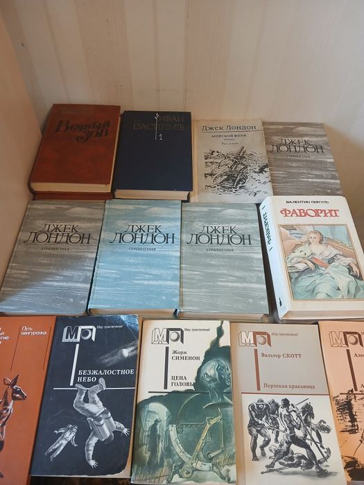 Книги разных жанров.