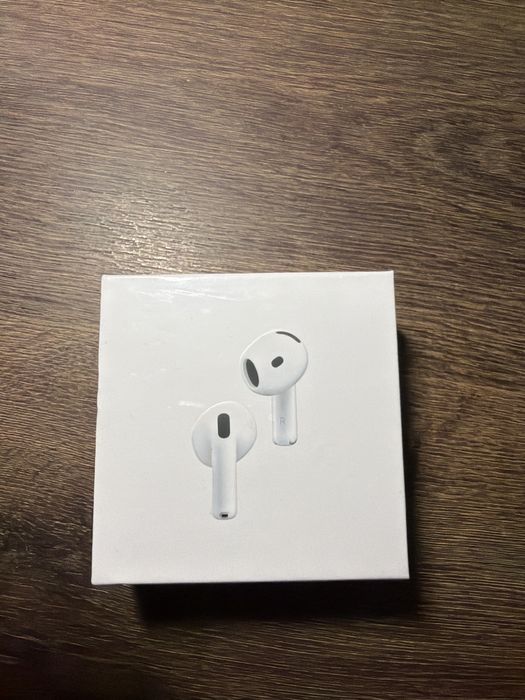 AirPods 4.