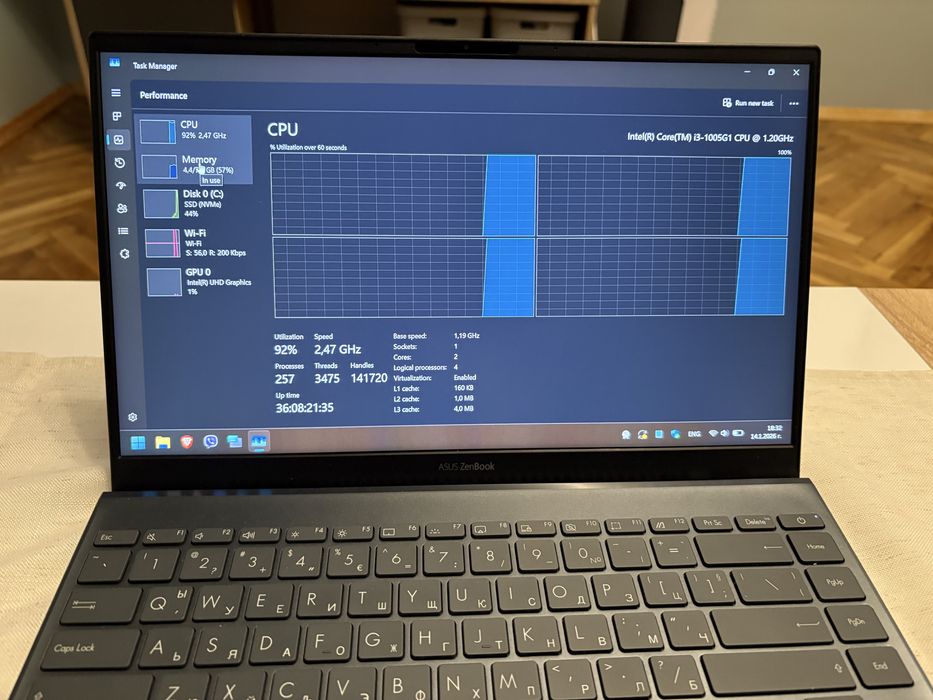 продавам лаптоп ASUS ZenBook 14 UX425JA