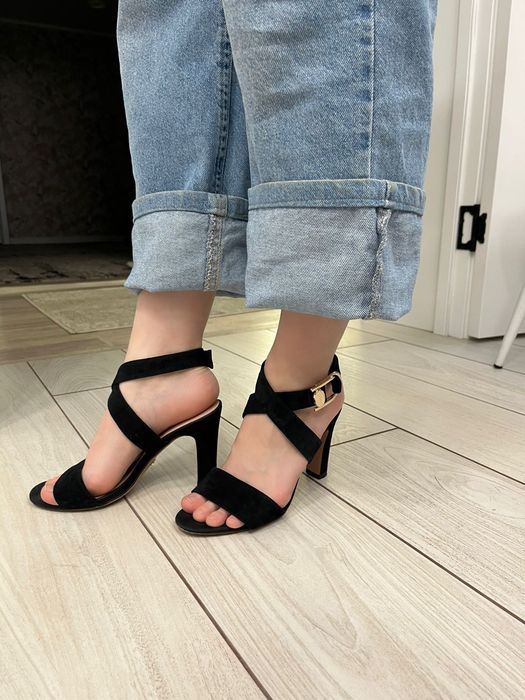 Продам женские босоножки.