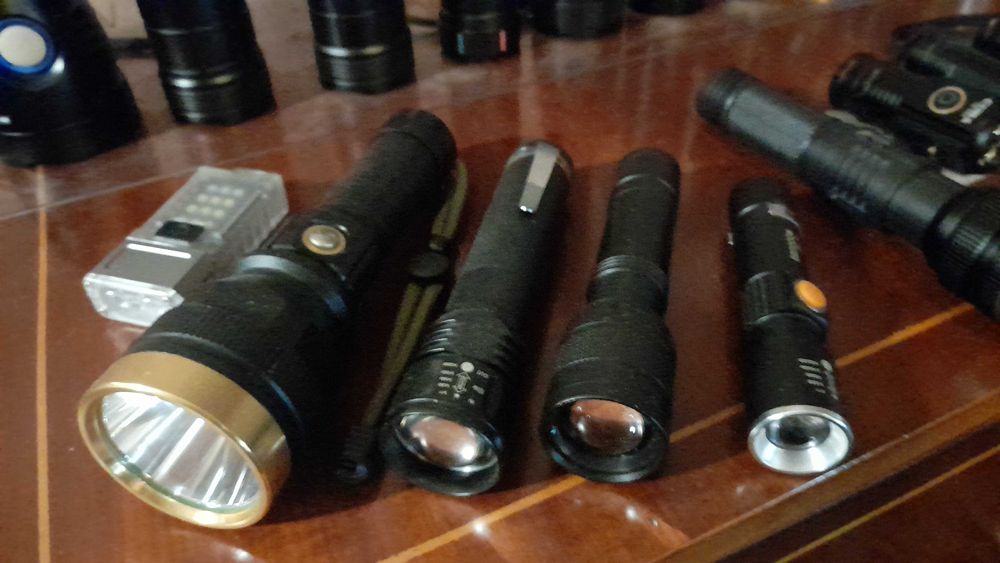 Lanterne metalice lumina puternica acumulator zoom raza 100-900m