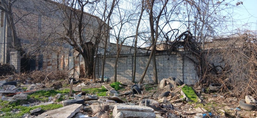 2 xona qurilgan yer sotiladi