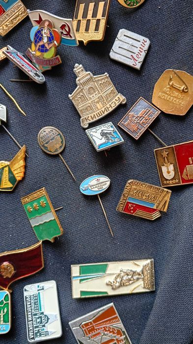 cateva sute de insemne militare insigne si decoratii URSS